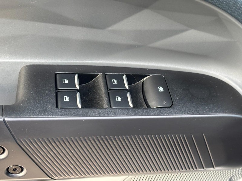 Ford Maverick Vehicle Image 18