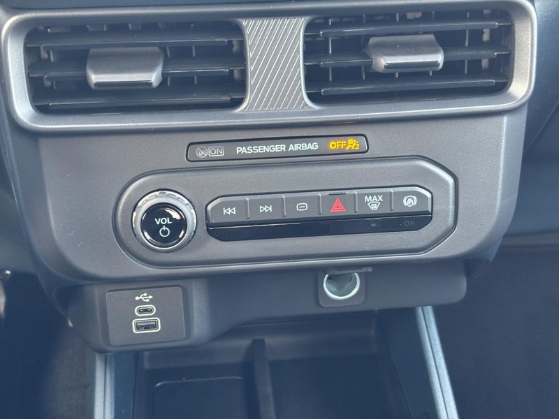 Ford Maverick Vehicle Image 26