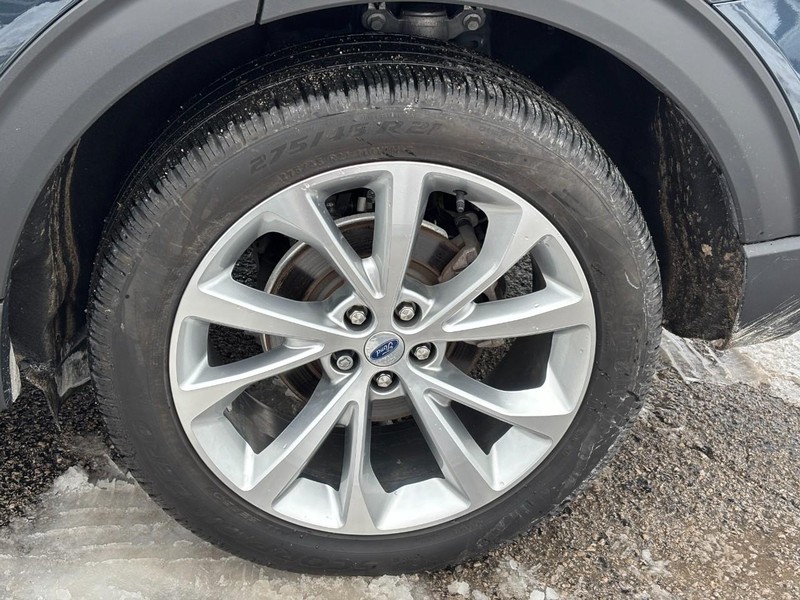 Ford Explorer Vehicle Full-screen Gallery Image 11