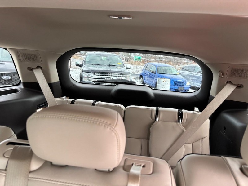 Ford Explorer Vehicle Full-screen Gallery Image 12