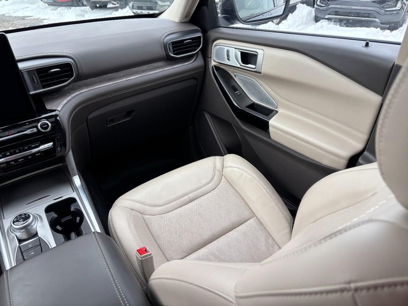 Ford Explorer Vehicle Full-screen Gallery Image 16