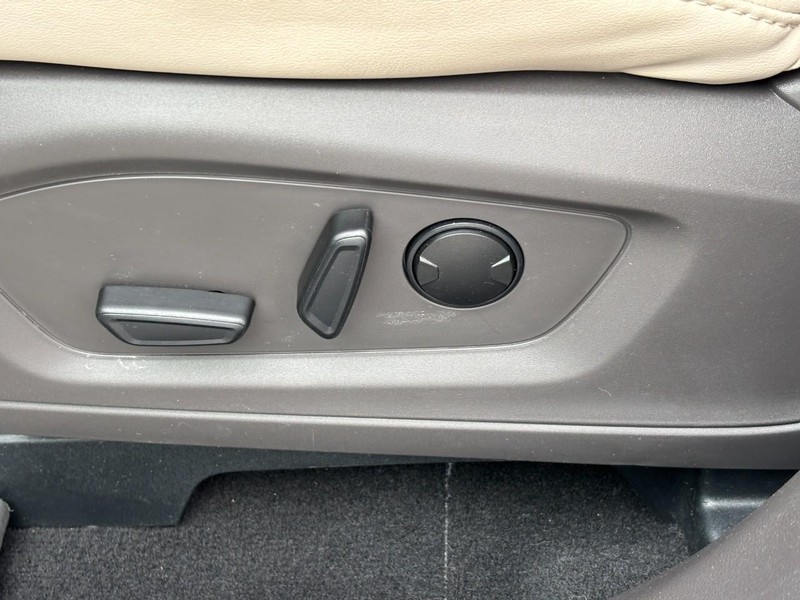 Ford Explorer Vehicle Full-screen Gallery Image 17