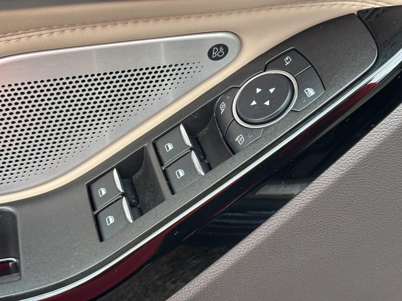 Ford Explorer Vehicle Full-screen Gallery Image 18