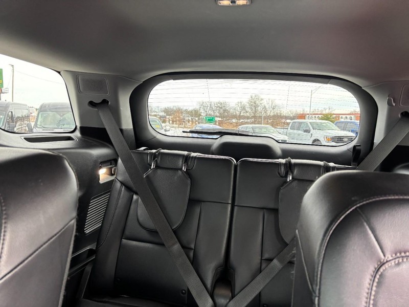 Ford Explorer Vehicle Full-screen Gallery Image 12