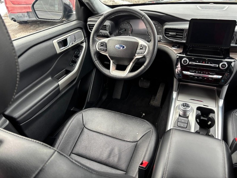 Ford Explorer Vehicle Full-screen Gallery Image 14