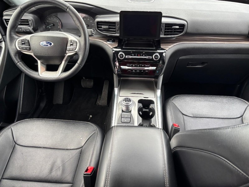 Ford Explorer Vehicle Full-screen Gallery Image 15