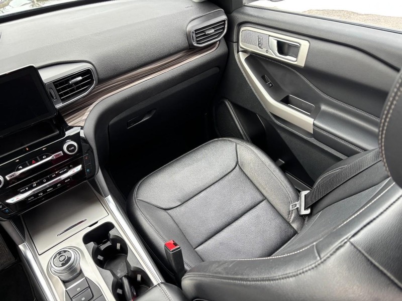 Ford Explorer Vehicle Full-screen Gallery Image 16