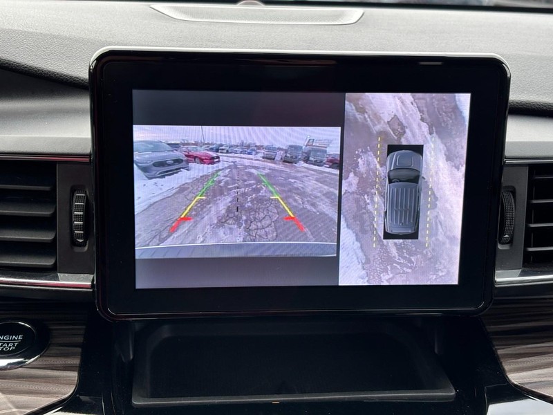 Ford Explorer Vehicle Full-screen Gallery Image 26