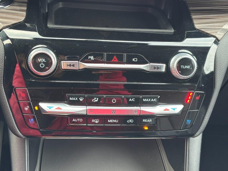 Ford Explorer Vehicle Full-screen Gallery Image 27