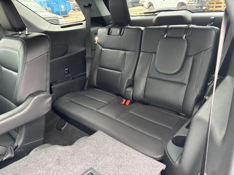 Ford Explorer Vehicle Full-screen Gallery Image 12