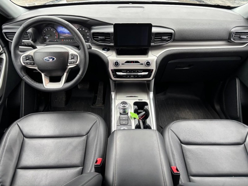 Ford Explorer Vehicle Full-screen Gallery Image 14