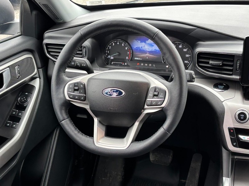 Ford Explorer Vehicle Full-screen Gallery Image 15