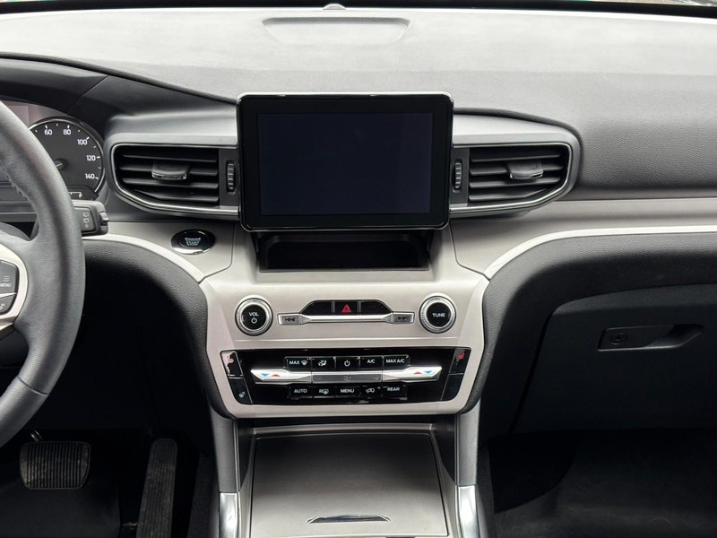 Ford Explorer Vehicle Full-screen Gallery Image 16