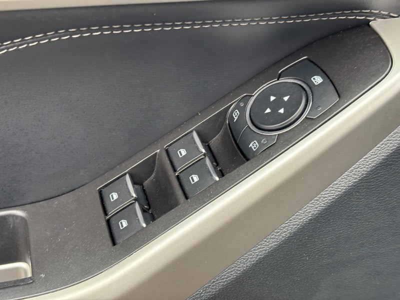 Ford Explorer Vehicle Full-screen Gallery Image 19