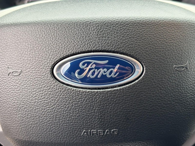 Ford Explorer Vehicle Full-screen Gallery Image 22