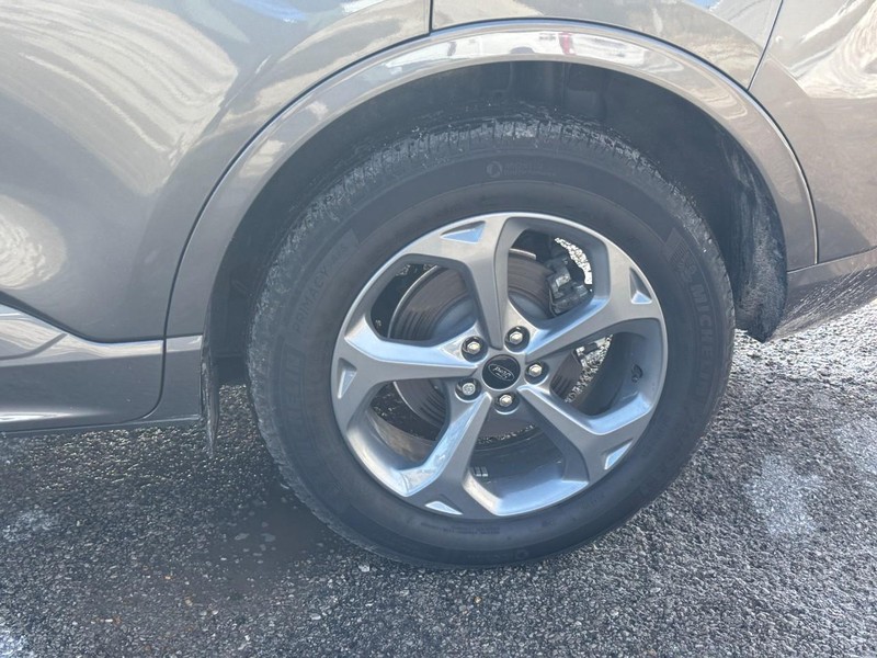 Ford Escape Vehicle Full-screen Gallery Image 11