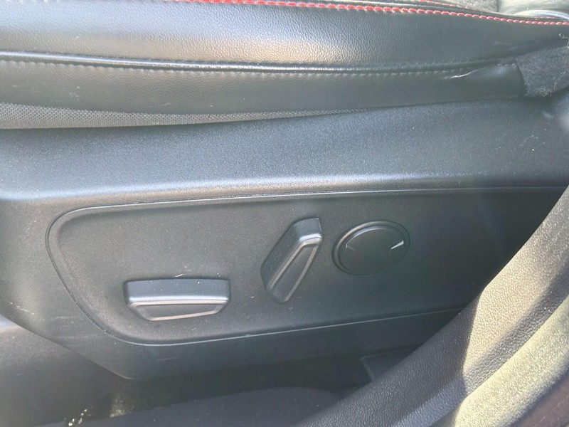 Ford Escape Vehicle Full-screen Gallery Image 16