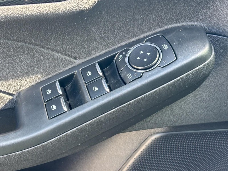 Ford Escape Vehicle Full-screen Gallery Image 17