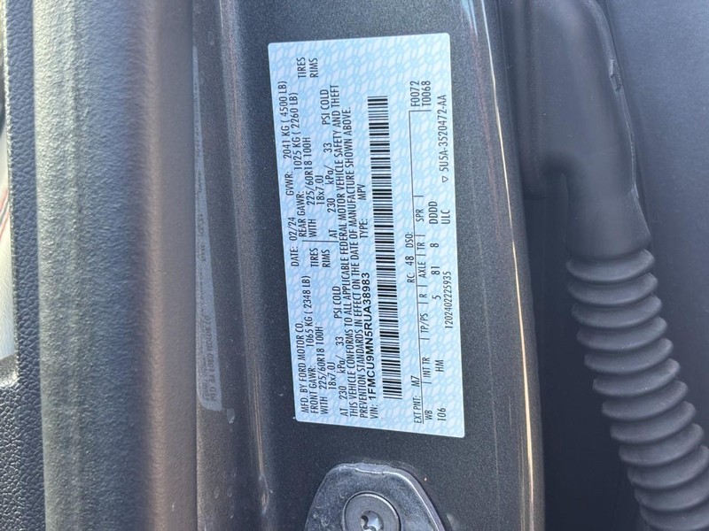 Ford Escape Vehicle Full-screen Gallery Image 26