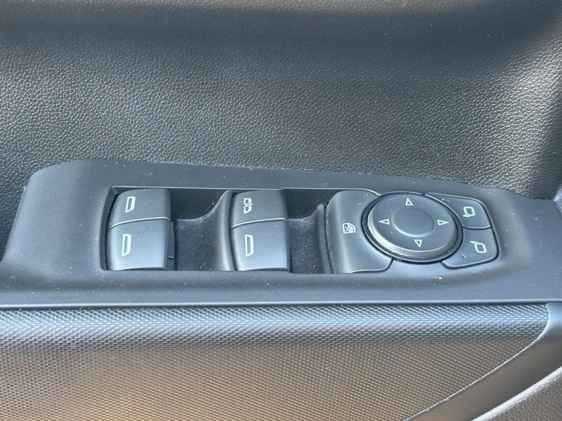 Chevrolet Silverado 1500 Vehicle Full-screen Gallery Image 16