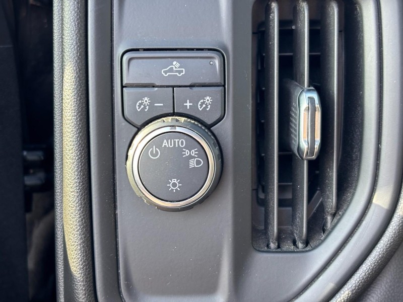 Chevrolet Silverado 1500 Vehicle Full-screen Gallery Image 17