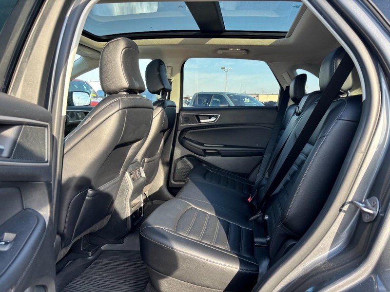 Ford Edge Vehicle Full-screen Gallery Image 12