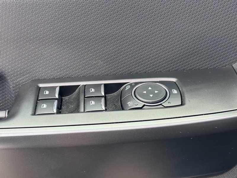 Ford F-150 Vehicle Full-screen Gallery Image 18