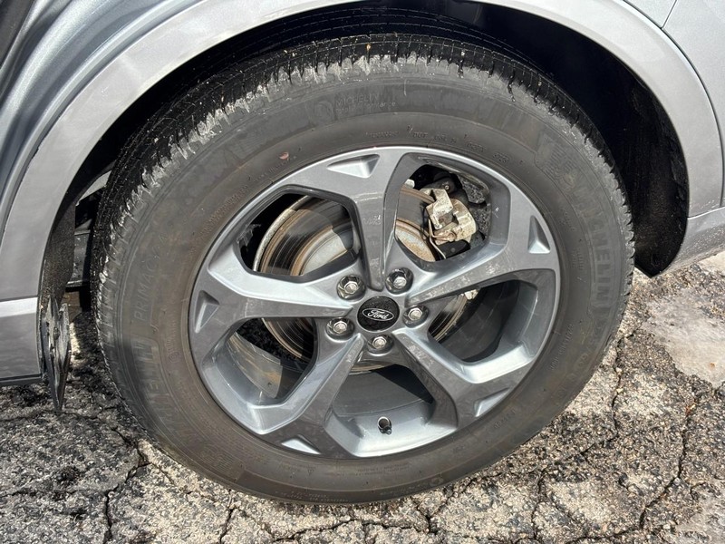 Ford Escape Vehicle Full-screen Gallery Image 11