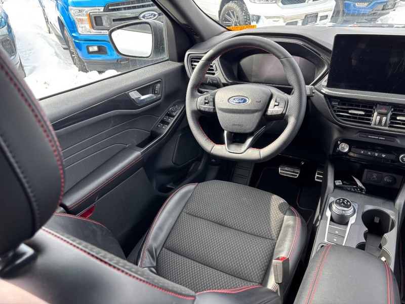 Ford Escape Vehicle Full-screen Gallery Image 13