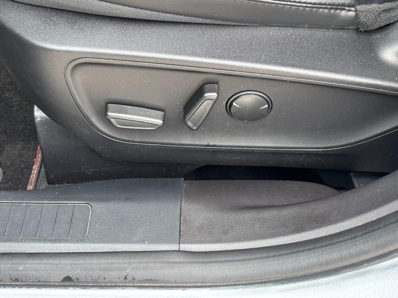 Ford Escape Vehicle Full-screen Gallery Image 16