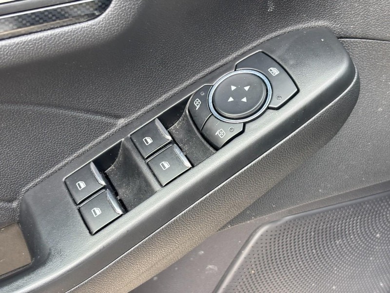 Ford Escape Vehicle Full-screen Gallery Image 17