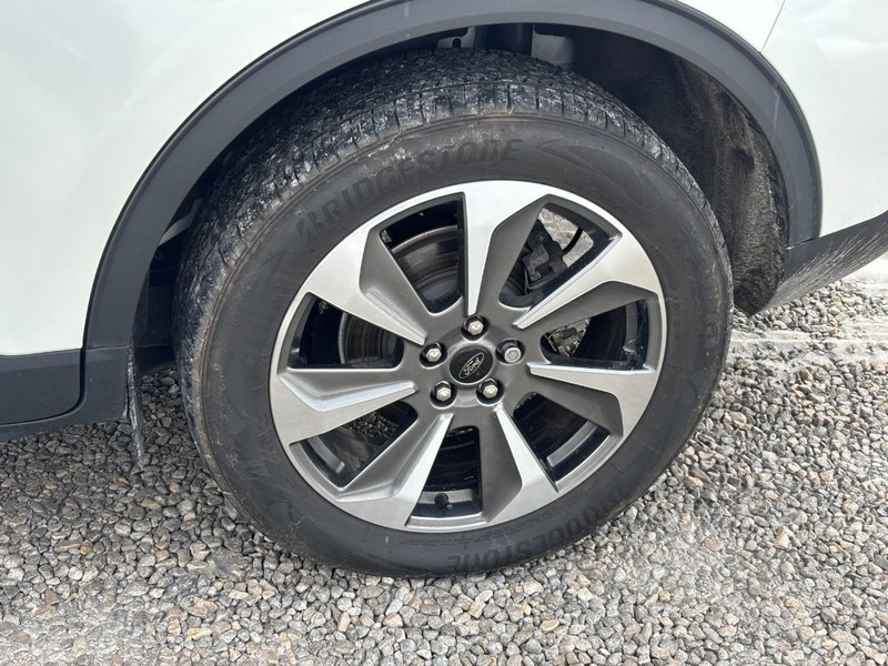 Ford Escape Vehicle Full-screen Gallery Image 11