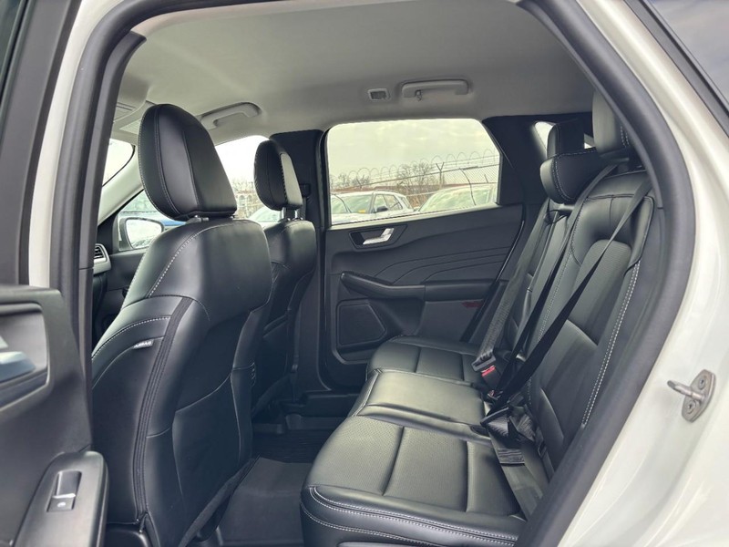 Ford Escape Vehicle Full-screen Gallery Image 12