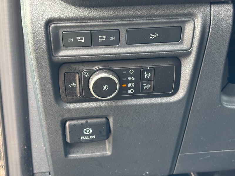 Ford F-150 Vehicle Full-screen Gallery Image 18