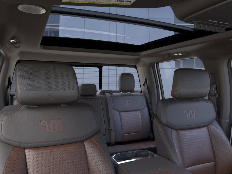 Ford Super Duty F-350 SRW Vehicle Full-screen Gallery Image 24