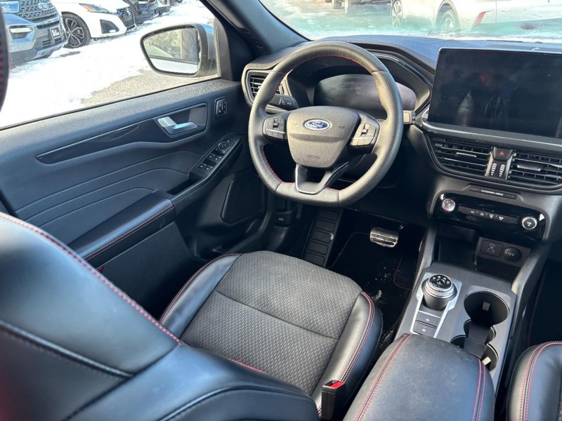 Ford Escape Vehicle Full-screen Gallery Image 13