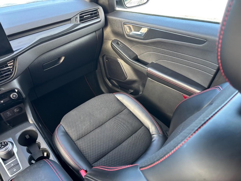 Ford Escape Vehicle Full-screen Gallery Image 15