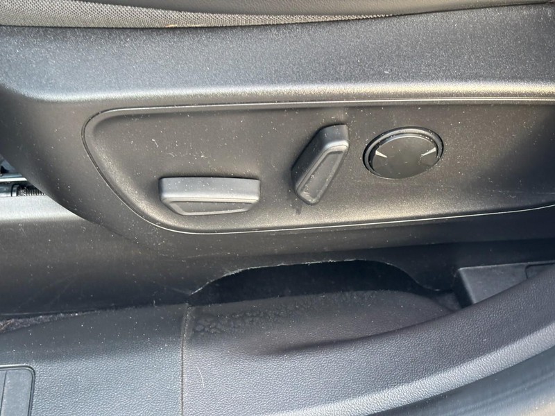 Ford Escape Vehicle Full-screen Gallery Image 16