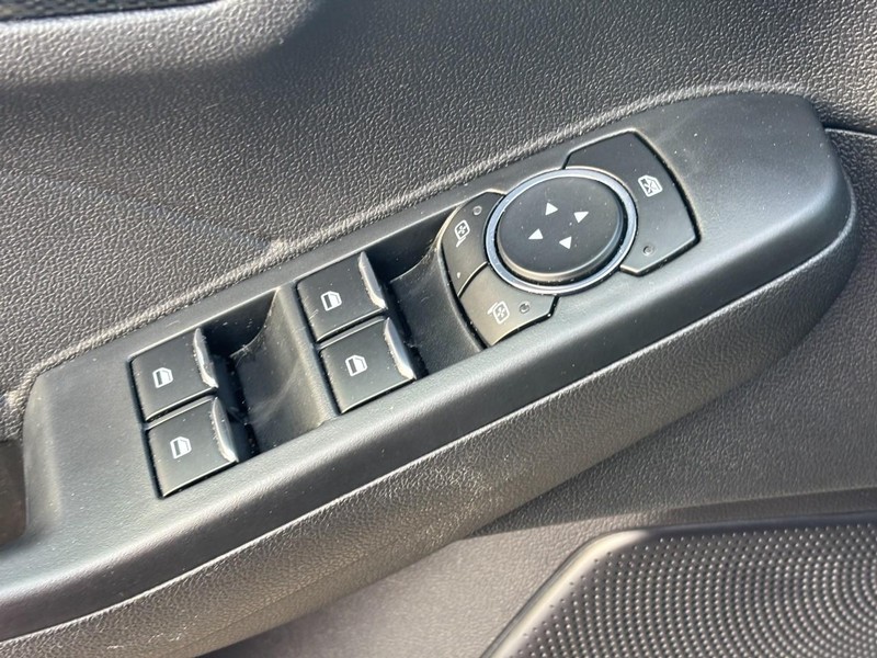 Ford Escape Vehicle Full-screen Gallery Image 17