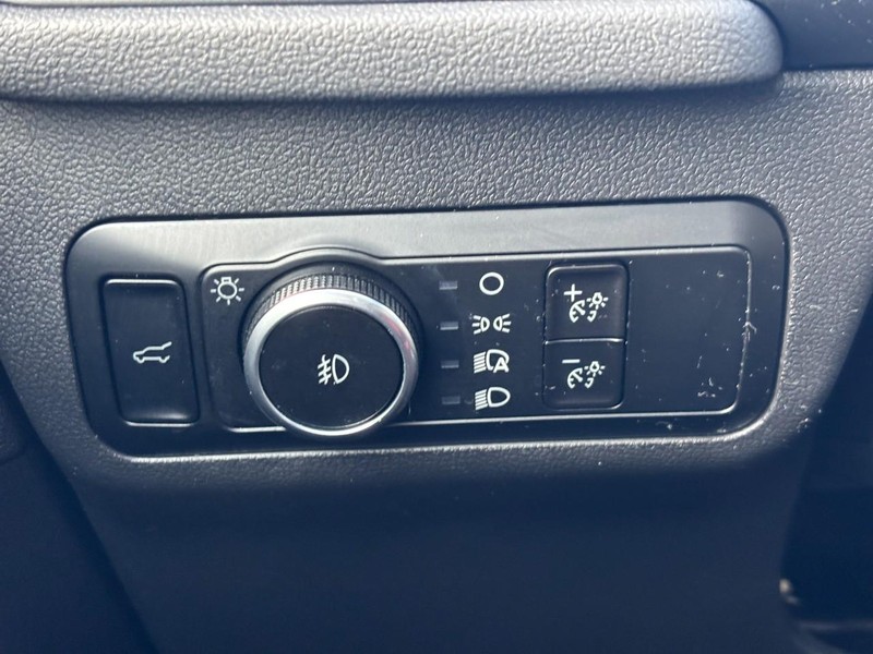 Ford Escape Vehicle Full-screen Gallery Image 18