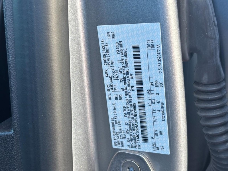 Ford Escape Vehicle Full-screen Gallery Image 26