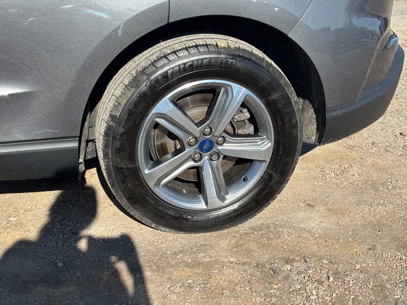 Ford Edge Vehicle Full-screen Gallery Image 11