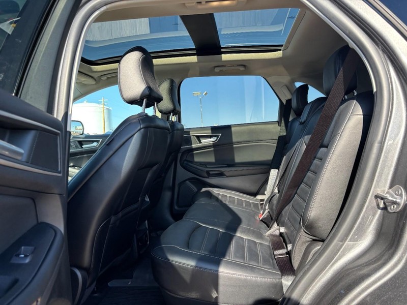 Ford Edge Vehicle Full-screen Gallery Image 12