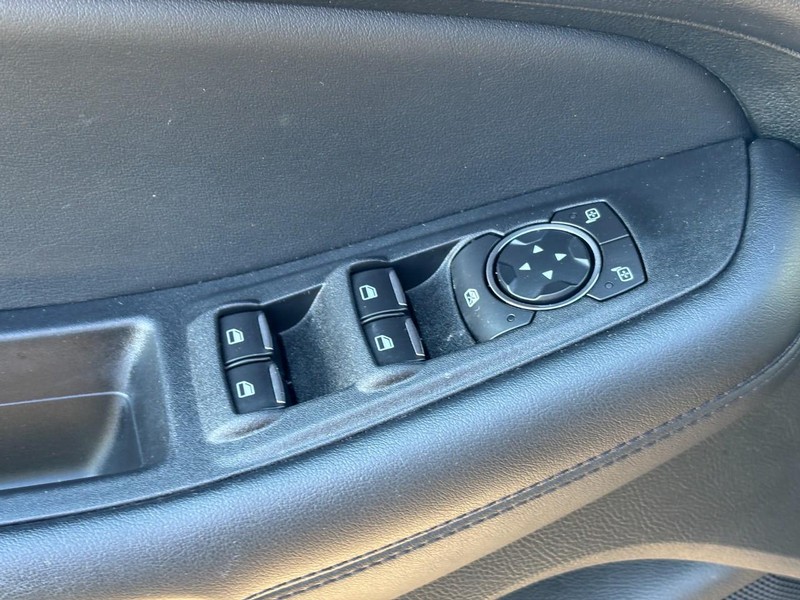 Ford Edge Vehicle Full-screen Gallery Image 17