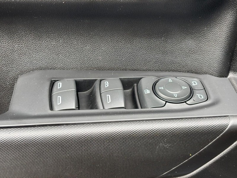 Chevrolet Silverado 1500 Vehicle Full-screen Gallery Image 17