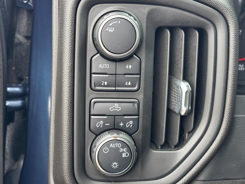 Chevrolet Silverado 1500 Vehicle Full-screen Gallery Image 18