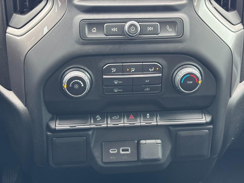 Chevrolet Silverado 1500 Vehicle Full-screen Gallery Image 25