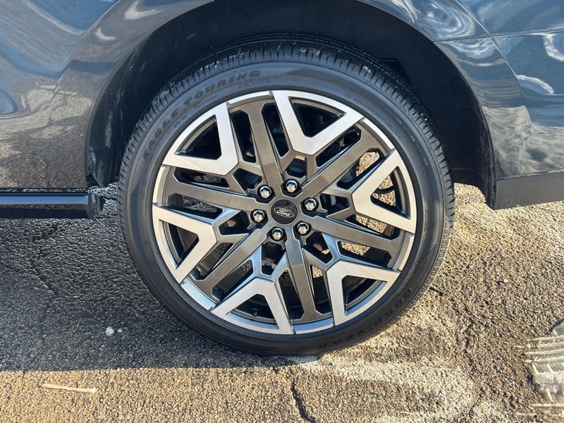 Ford Expedition Vehicle Full-screen Gallery Image 11