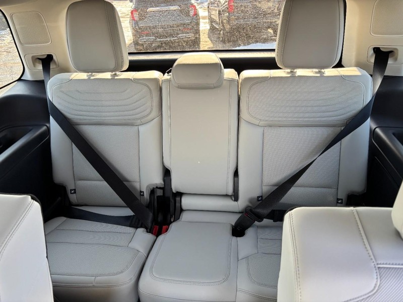 Ford Expedition Vehicle Full-screen Gallery Image 12