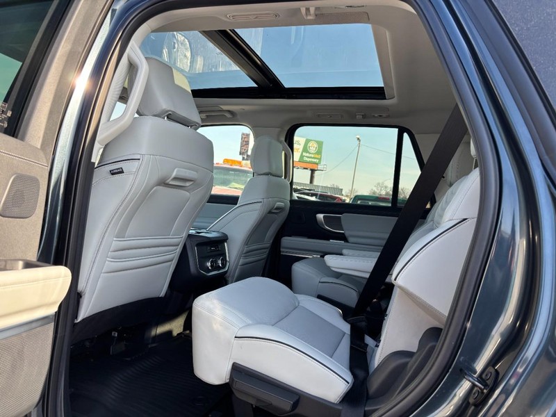 Ford Expedition Vehicle Full-screen Gallery Image 13